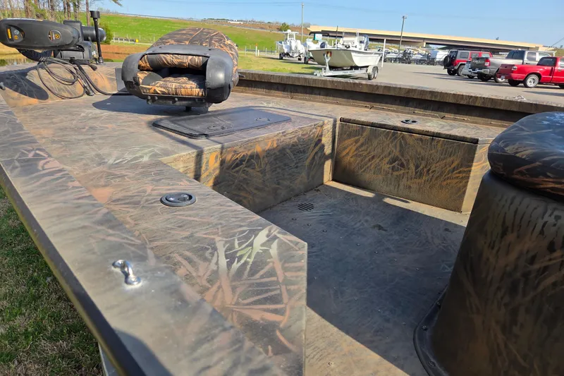 Slide: The Image of 2019 G3 Bay 20 DLX Camo boat interior with camouflage seating and deck. - 8