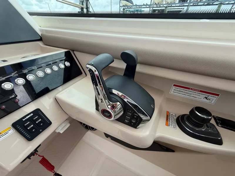 Slide: The Image of Boston Whaler 330 Vantage 2027 - 14