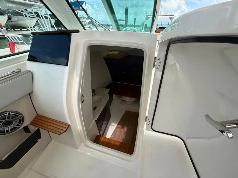 Slide: The Image of Boston Whaler 330 Vantage 2027 - 18