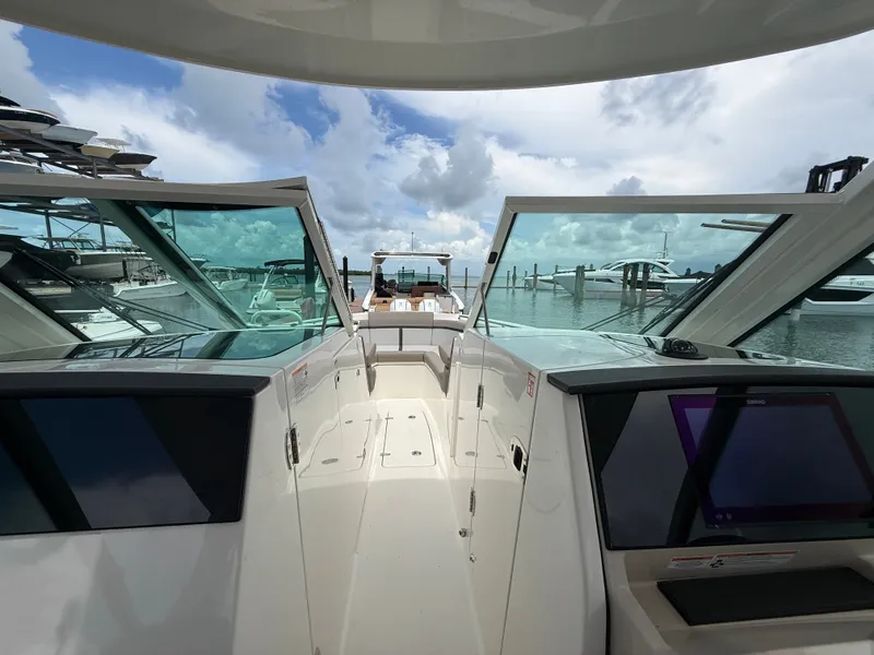Slide: The Image of Boston Whaler 330 Vantage 2027 - 20