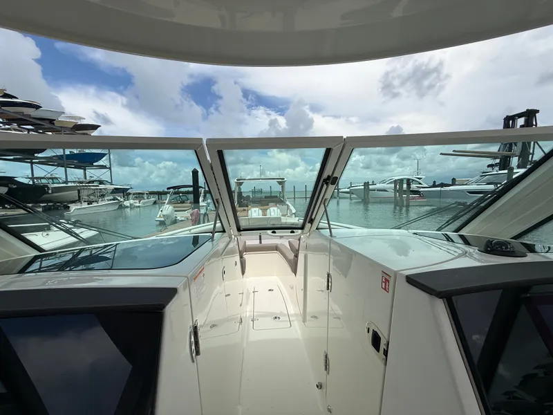 Slide: The Image of Boston Whaler 330 Vantage 2027 - 21