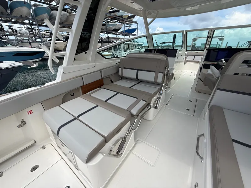 Slide: The Image of Boston Whaler 330 Vantage 2027 - 26