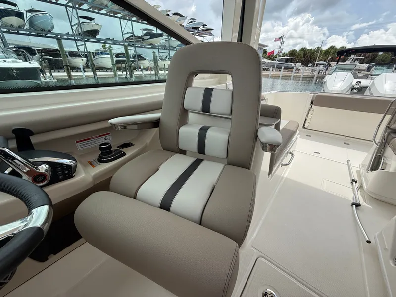 Slide: The Image of Boston Whaler 330 Vantage 2027 - 11
