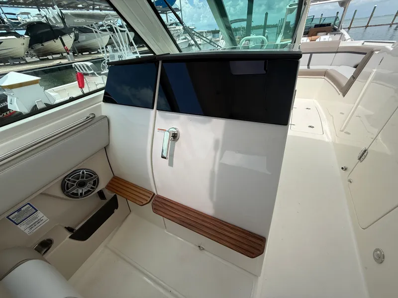 Slide: The Image of Boston Whaler 330 Vantage 2027 - 17
