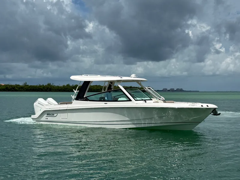 Slide: The Image of Boston Whaler 330 Vantage 2027 - 3