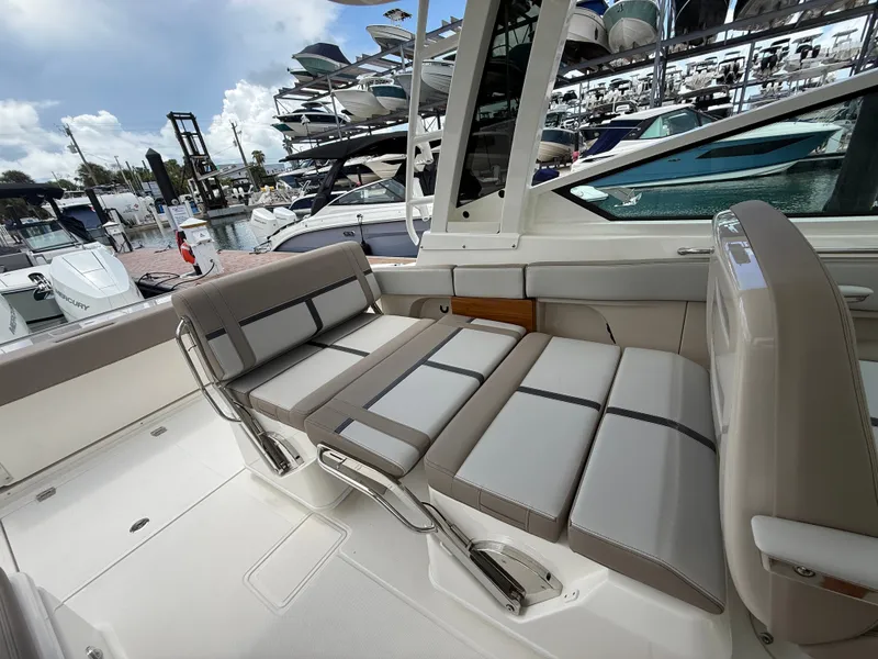Slide: The Image of Boston Whaler 330 Vantage 2027 - 25