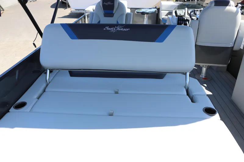 Slide: The Image of SunChaser Geneva Sport 23 SB DH 2025, luxurious boat seating. - 10