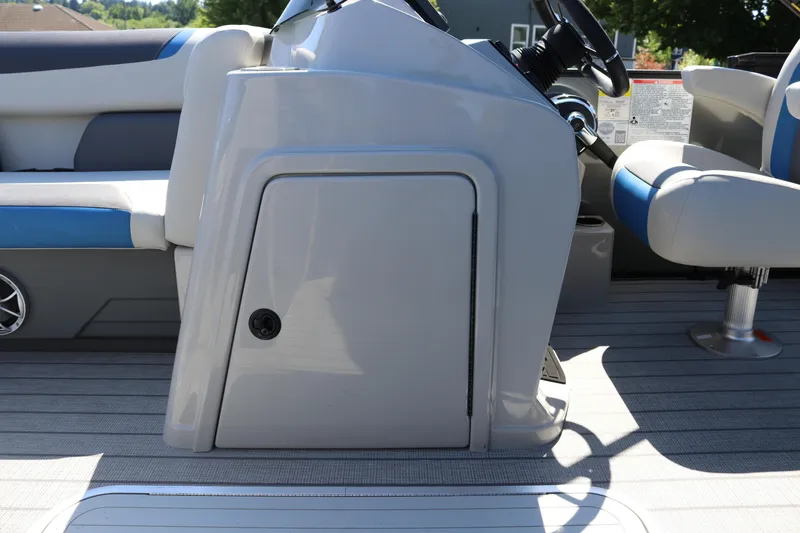 Slide: The Image of Interior of SunChaser Geneva Sport 23 SB DH 2025 boat. - 25