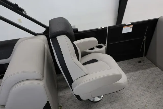 Slide: The Image of South Bay LE 224 RS 2.75 JAWS EDITION TRITOON 2026 - 16