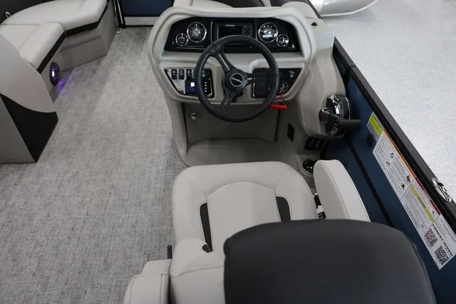 Slide: The Image of South Bay LE 224 RS 2.75 JAWS EDITION TRITOON 2026 - 15