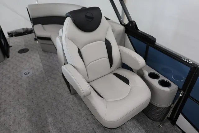 Slide: The Image of South Bay LE 224 RS 2.75 JAWS EDITION TRITOON 2026 - 17