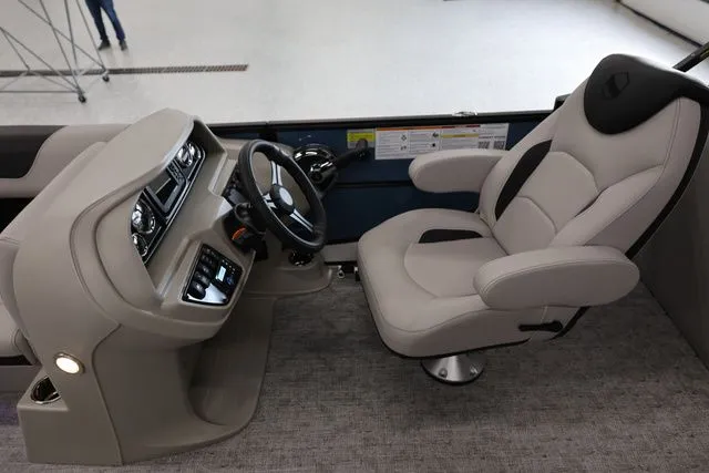 Slide: The Image of South Bay LE 224 RS 2.75 JAWS EDITION TRITOON 2026 - 18