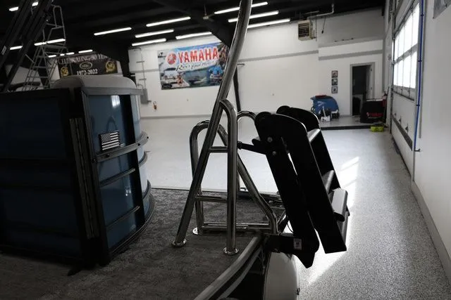 Slide: The Image of South Bay LE 224 RS 2.75 JAWS EDITION TRITOON 2026 - 9