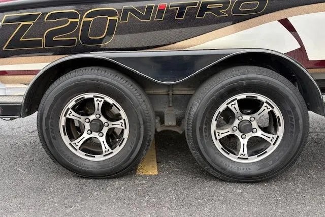 Slide: The Image of 2016 Nitro Z20 trailer with dual wheels and stylish rims on asphalt. - 49