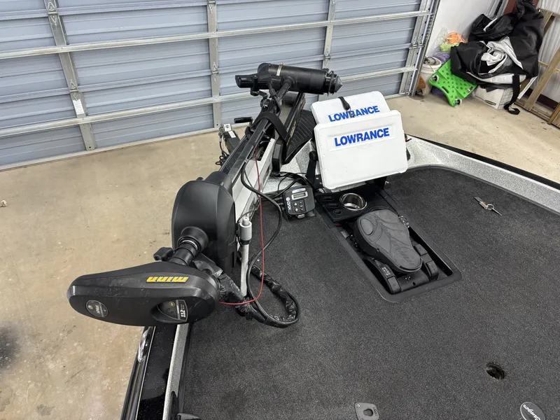 Slide: The Image of Ranger 520C 2013 with Minn Kota and Lowrance equipment in garage. - 13