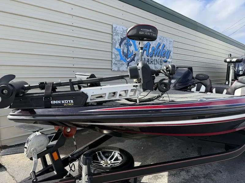 Slide: The Image of 2020 Skeeter ZX225 boat with Minn Kota Ultrex motor. - 4