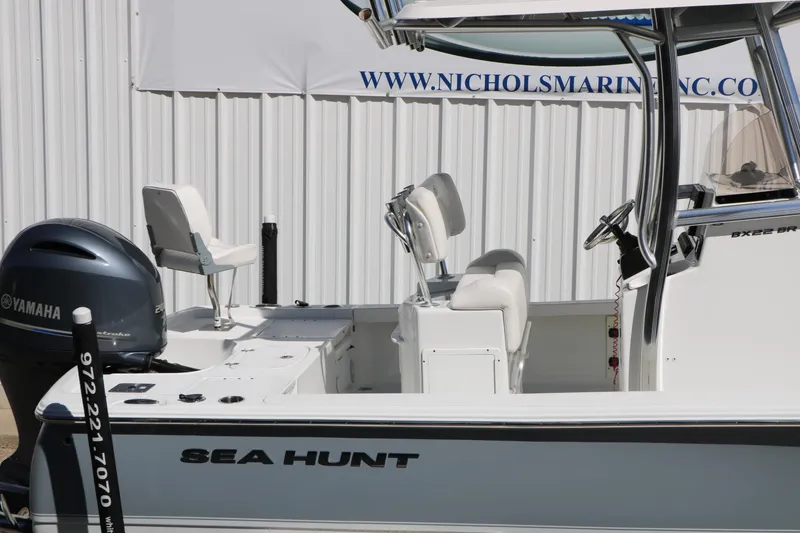 Slide: The Image of 2016 Sea Hunt BX 22 BR boat with Yamaha engine, side view. - 21