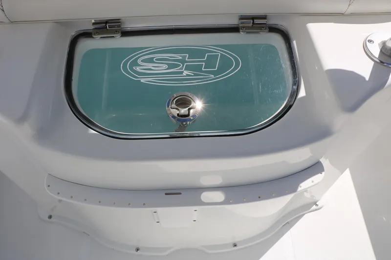 Slide: The Image of 2016 Sea Hunt BX 22 BR boat livewell with logo and latch. - 43