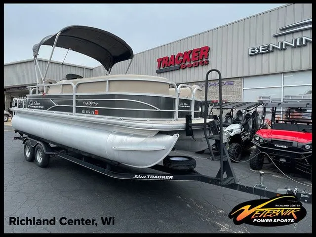 The Image of Sun Tracker Party Barge 20 DLX 2017 - 1