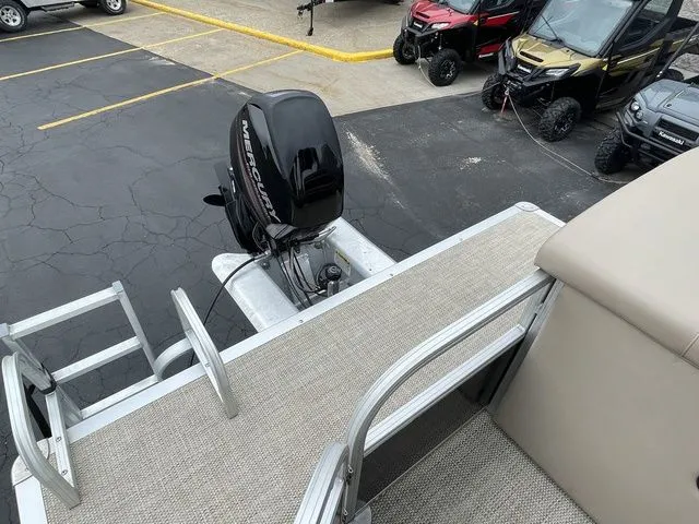 Slide: The Image of Sun Tracker Party Barge 20 DLX 2017 - 19