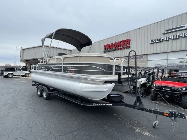 Slide: The Image of Sun Tracker Party Barge 20 DLX 2017 - 3