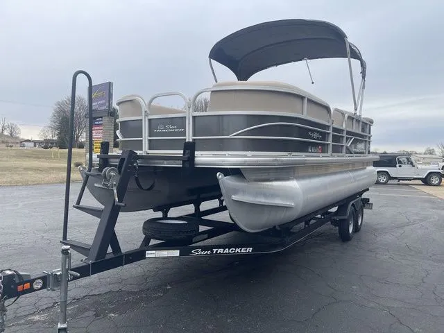 Slide: The Image of Sun Tracker Party Barge 20 DLX 2017 - 4