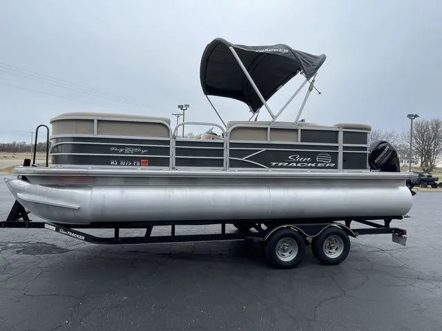 Slide: The Image of Sun Tracker Party Barge 20 DLX 2017 - 5