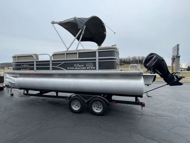 Slide: The Image of Sun Tracker Party Barge 20 DLX 2017 - 6