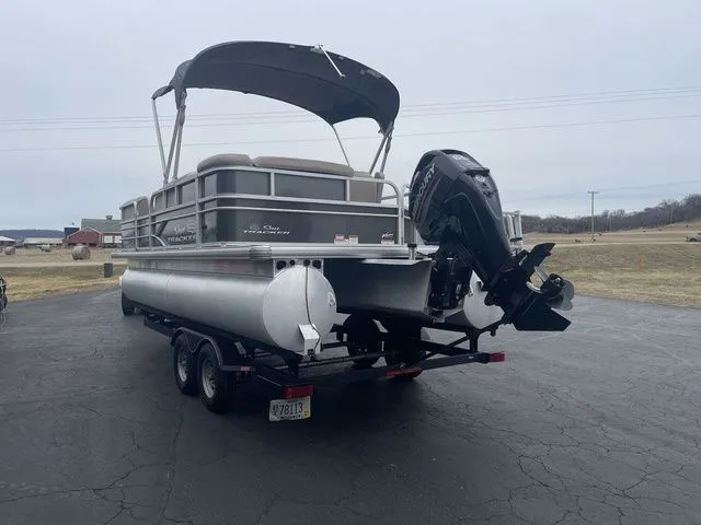 Slide: The Image of Sun Tracker Party Barge 20 DLX 2017 - 8