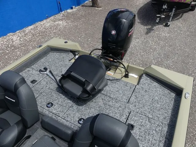 Slide: The Image of Tracker Pro Team™ 195 2026 - 14