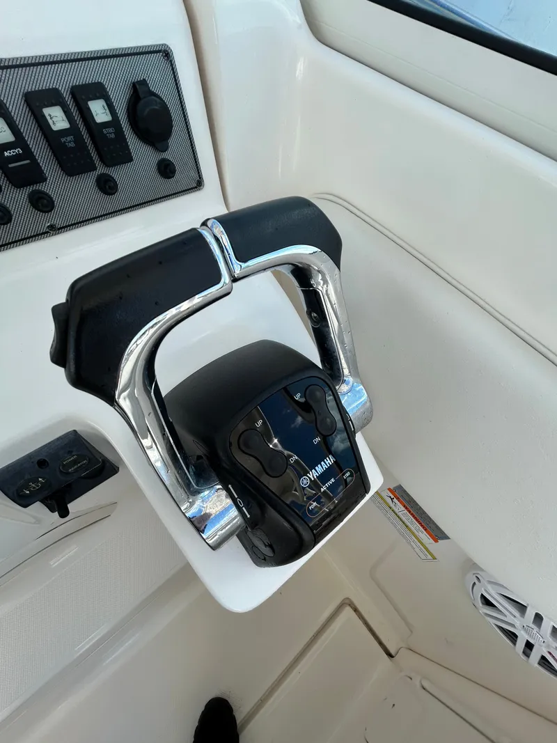 Slide: The Image of Yamaha controls on 2015 Wellcraft 290 Coastal boat. - 21