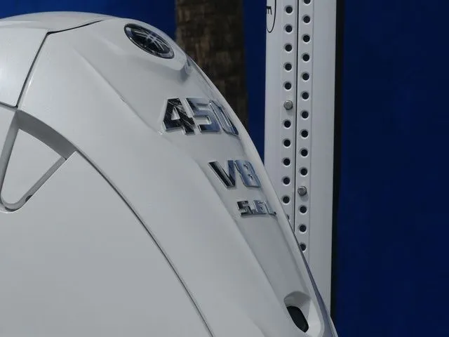 Slide: The Image of Robalo 266 Cayman 2026 - 10