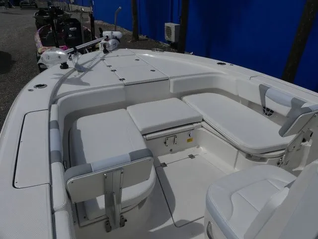 Slide: The Image of Robalo 266 Cayman 2026 - 12