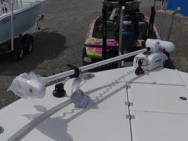 Slide: The Image of Robalo 266 Cayman 2026 - 13