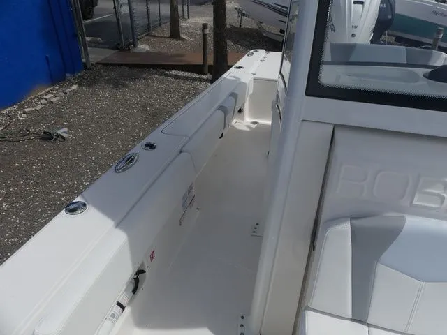 Slide: The Image of Robalo 266 Cayman 2026 - 16