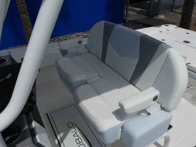 Slide: The Image of Robalo 266 Cayman 2026 - 18