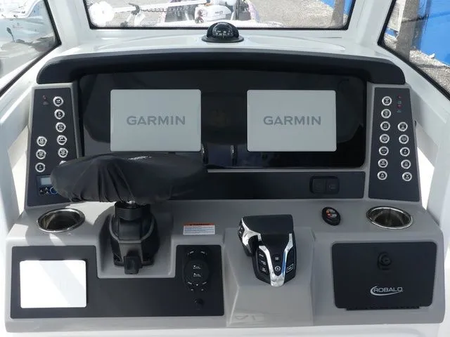 Slide: The Image of Robalo 266 Cayman 2026 - 19