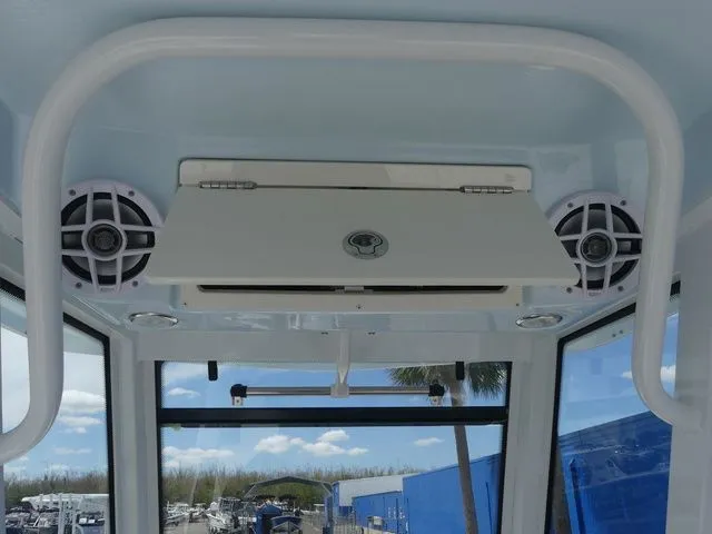 Slide: The Image of Robalo 266 Cayman 2026 - 20