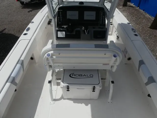 Slide: The Image of Robalo 266 Cayman 2026 - 22