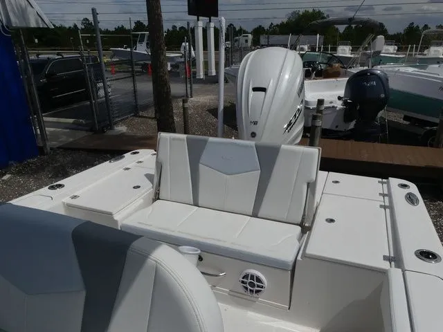 Slide: The Image of Robalo 266 Cayman 2026 - 24