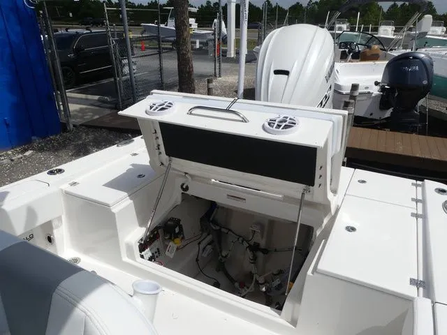 Slide: The Image of Robalo 266 Cayman 2026 - 25