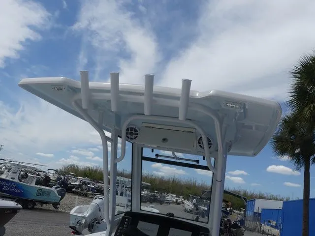 Slide: The Image of Robalo 266 Cayman 2026 - 27