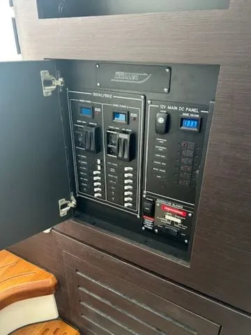 Slide: The Image of Boston Whaler 350 Realm 2024 - 15