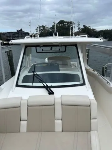 Slide: The Image of Boston Whaler 350 Realm 2024 - 32