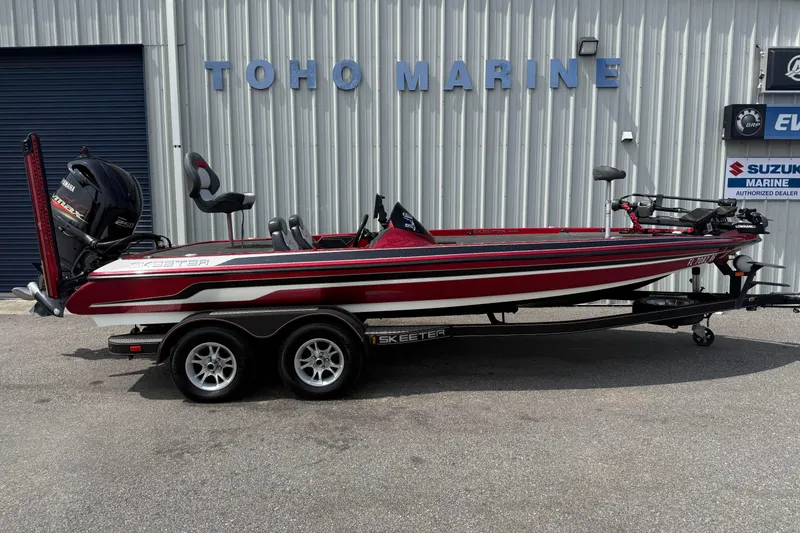 The Image of 2017 Skeeter ZX250 bass boat on trailer at Toho Marine dealership. - 1