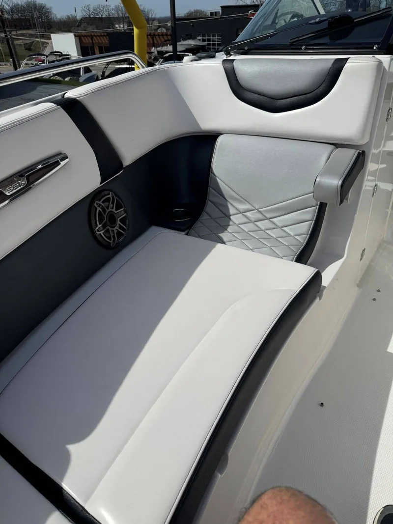 Slide: The Image of Chaparral 29 Surf 2020 - 18