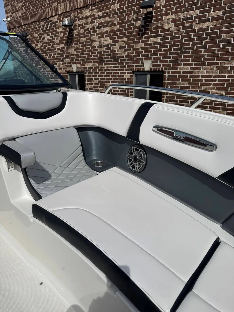 Slide: The Image of Chaparral 29 Surf 2020 - 19