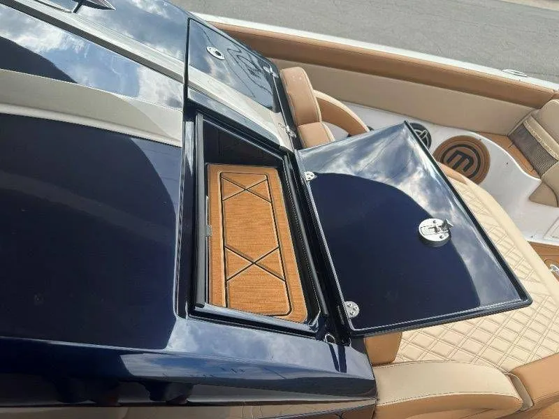 Slide: The Image of Mystic M4200 2022 - 85