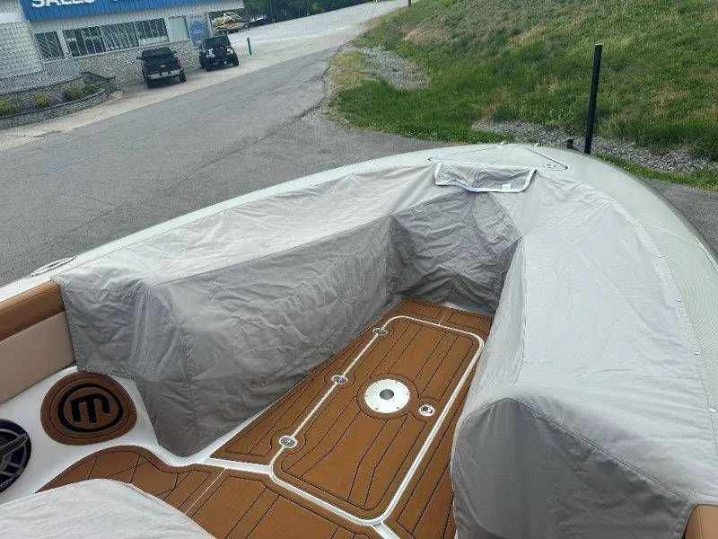 Slide: The Image of Mystic M4200 2022 - 93