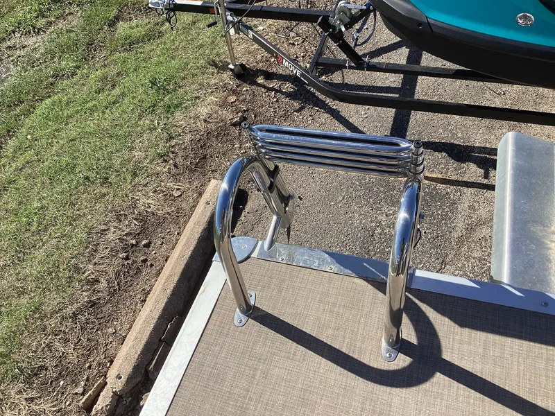 Slide: The Image of Sun Tracker Sportfish 24 XP3 2024 - 12